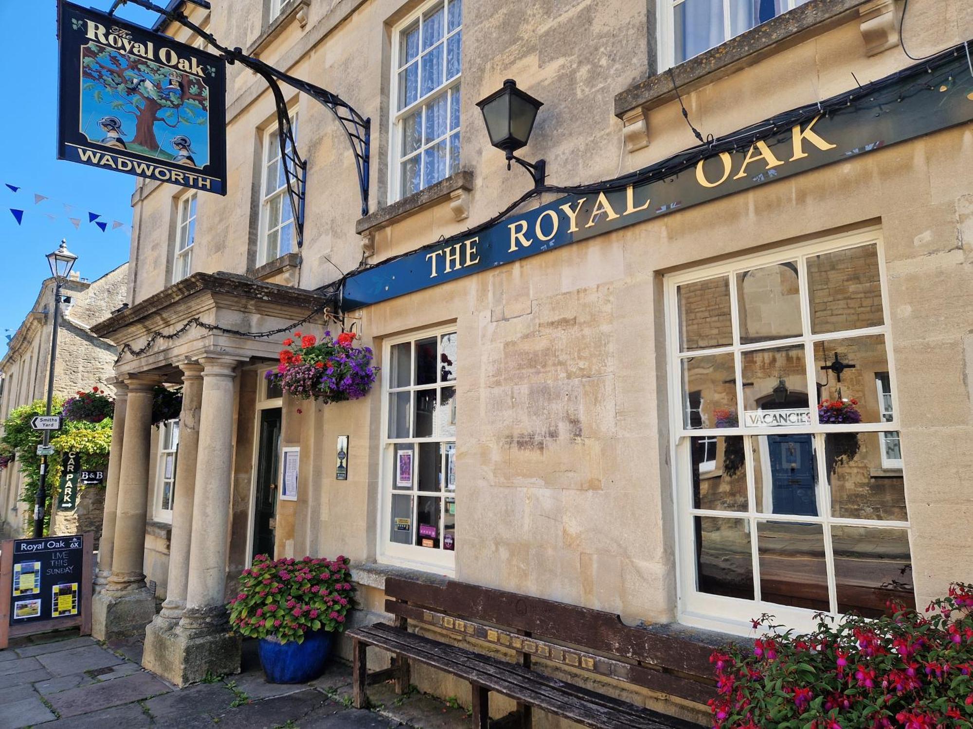 Готель The Royal Oak Коршем Екстер'єр фото